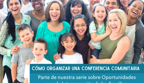  Un grupo diverso de familias con adultos y niños de muchas edades se unen en un grupo sonriendo