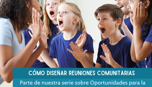 Una maestra de pelo rizado y camisa azul practica una obra de teatro con seis estudiantes. Todos practican una expresión facial de sorpresa.