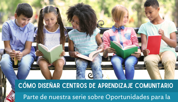 Un club de lectura de cinco niños se sienta en un banco afuera, leyendo juntos.